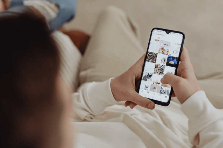Jeune femme sur son téléphone cellulaire