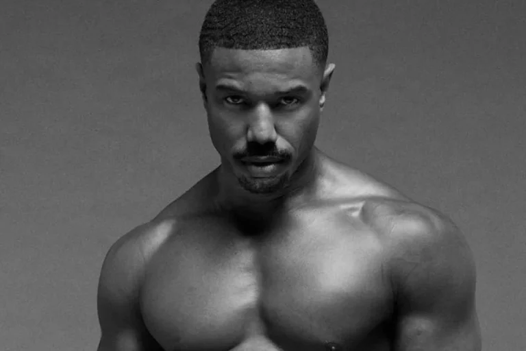 Michael B. Jordan en noir et blanc posant pour une campagne de Calvin Klein campgne