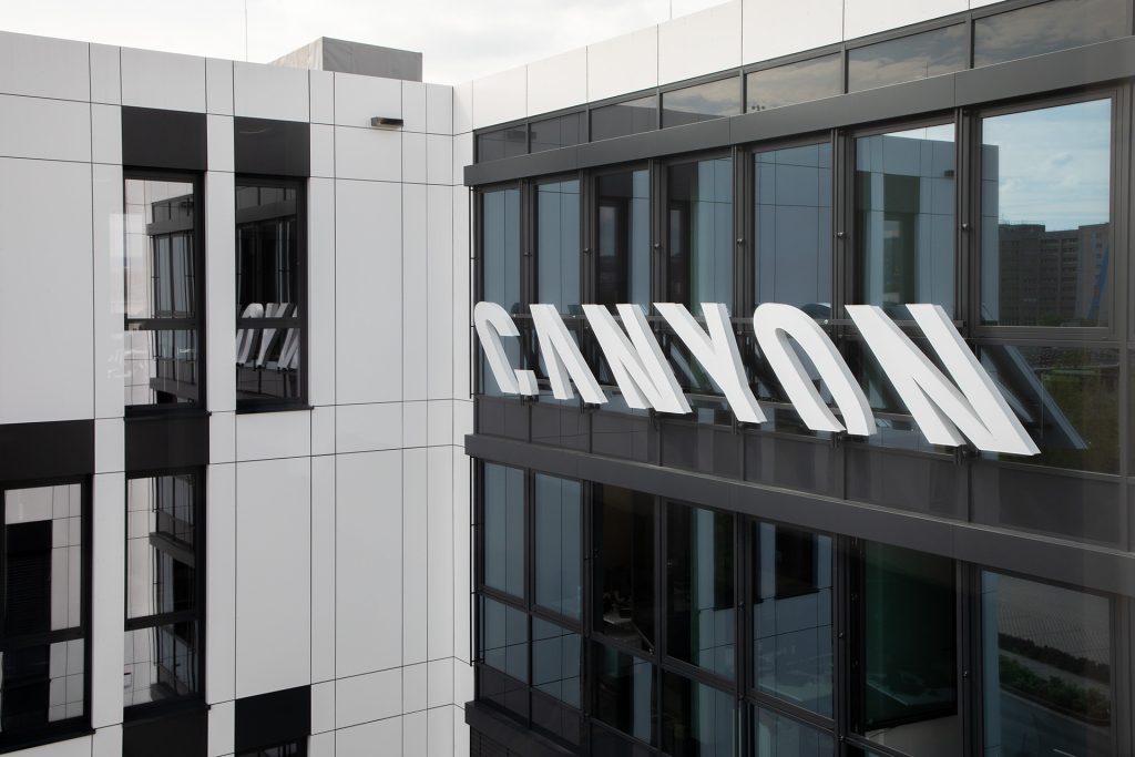 Bureau entreprise allemande Canyon, qui a réussi à fidéliser une clientèle sans avoir de point de vente physique par l’entremise de boutiques