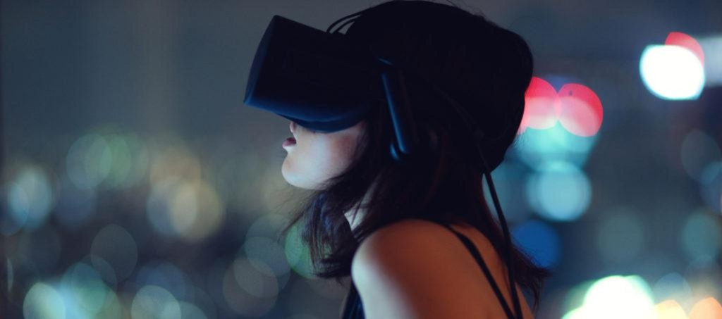 Image d'une femme utilisant un casque VR dans la nuit à l'extérieur 