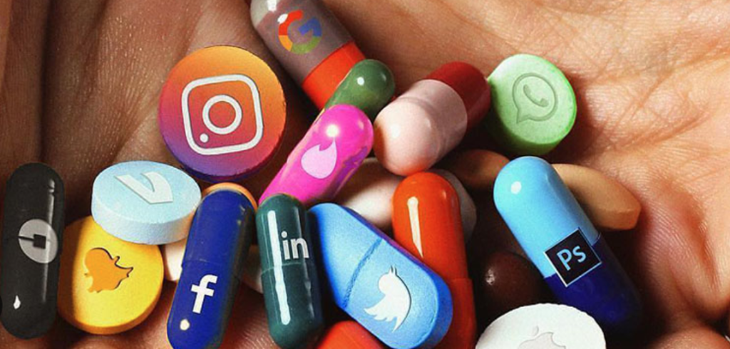 plusieurs pilules qui représentent chacune une addiction à un réseaux sociale avec son logo. Doomscrolling; scrolling addiction, Tiktok Addiction