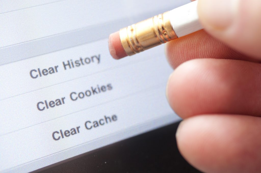 Une personne qui efface ses cookies 