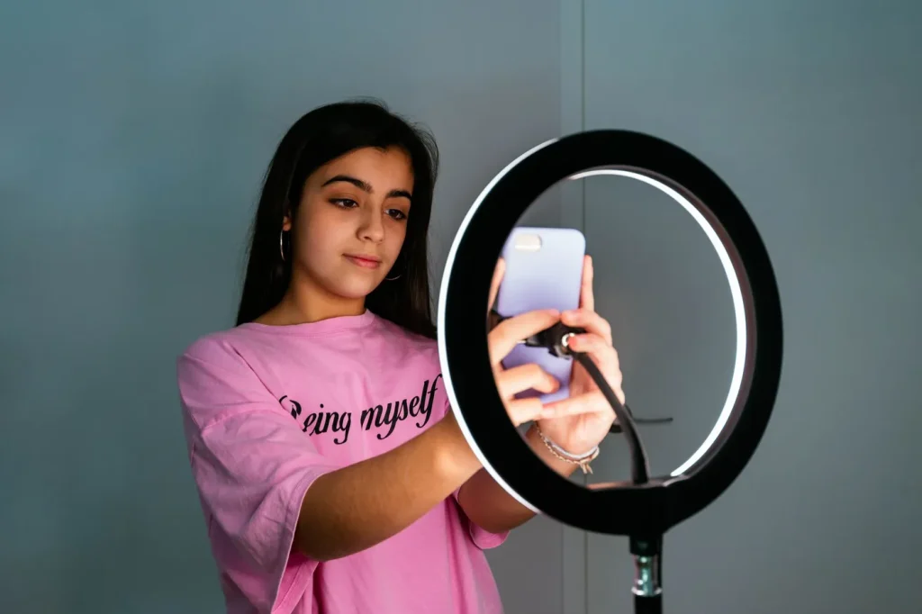Jeune fille en quête de validation sur les réseaux sociaux 