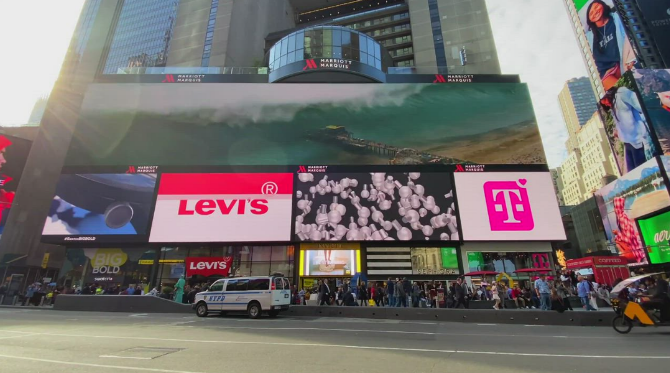 boulevard avec des écrans avec des publicités