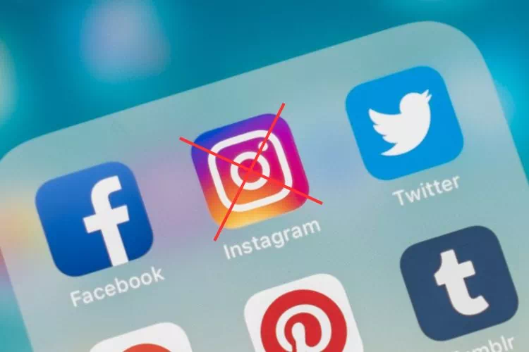 Image démontrant les différents réseaux sociaux, soient Facebook, Instagram et Twitter et il y a un « X » rouge sur le logo de Instragram.