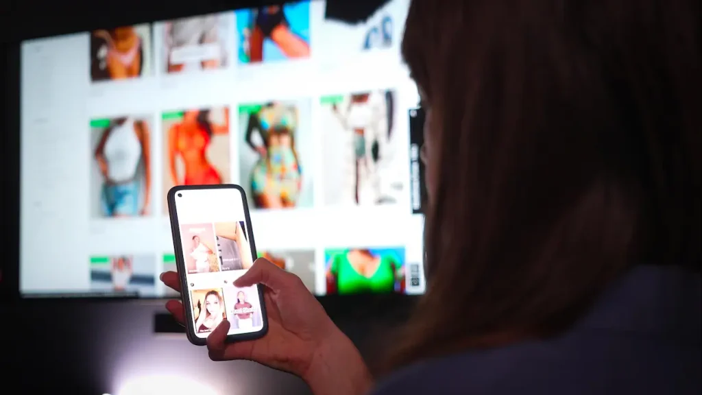Jeune fille sur les réseaux sociaux entrain de s'inspirer d'influenceurs pour consommer de la fast fashion