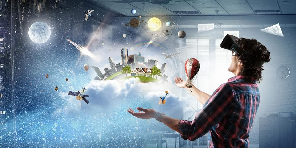 Homme captivé par ce qu'il voit dans son casque de réalité virtuelle
