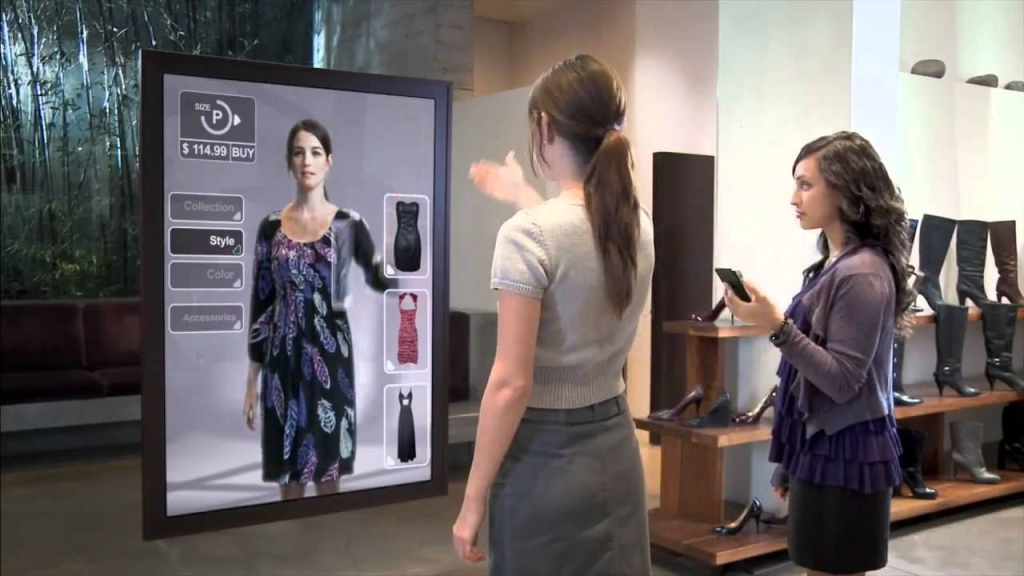Femme qui personnalise son habit grâce à la réalité augmentée.