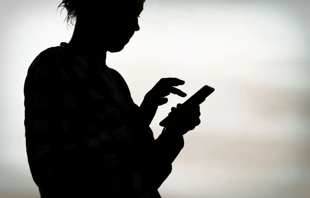 individu manipulant son téléphone 