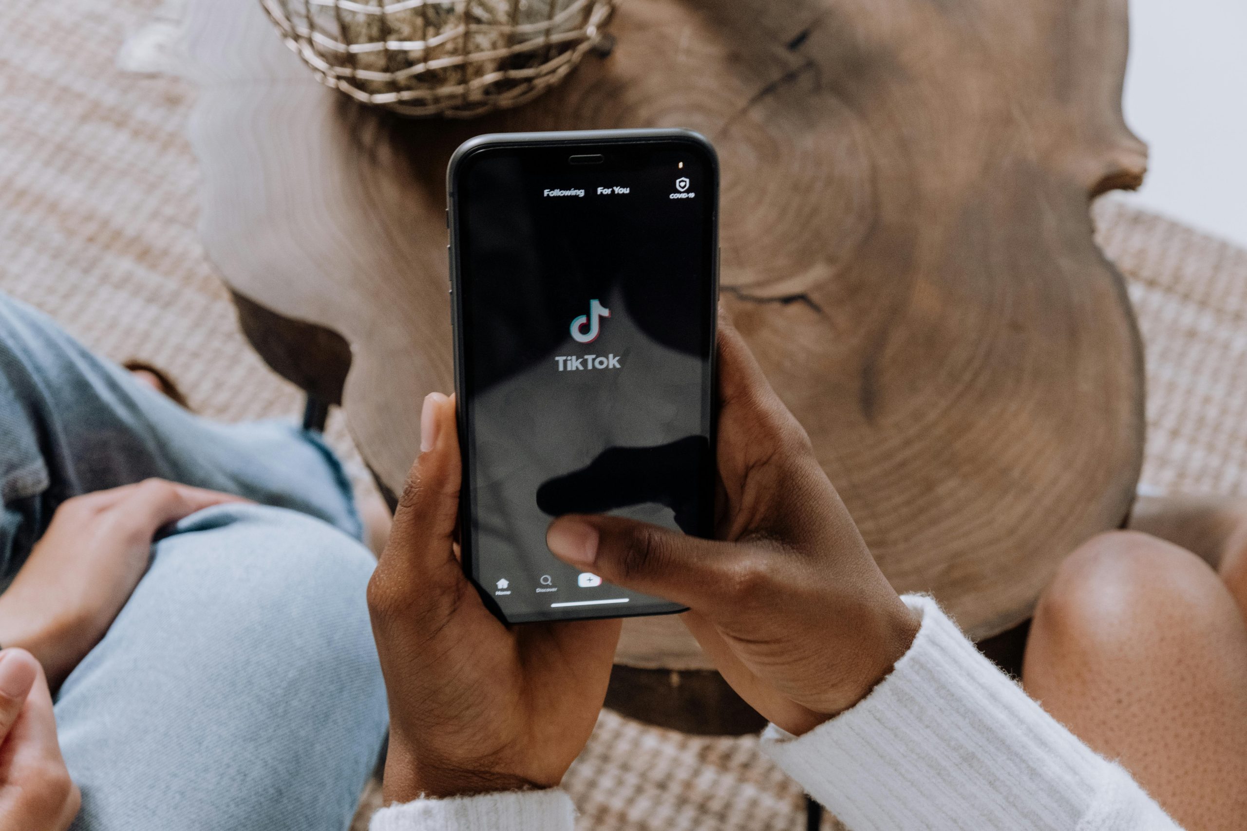 Homme qui consomme du contenu sur le réseau social TikTok, plateforme dont l'algorithme favorise la création de bulle de filtre.