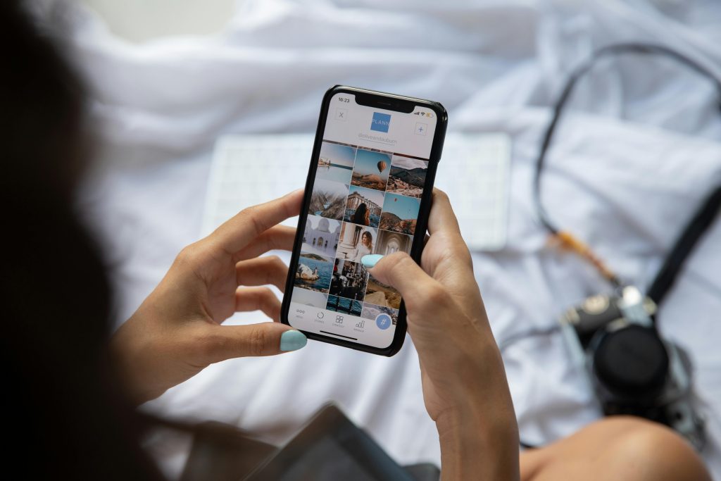 Femme qui consomme du contenu sur le réseau social d'un influenceur voyage
