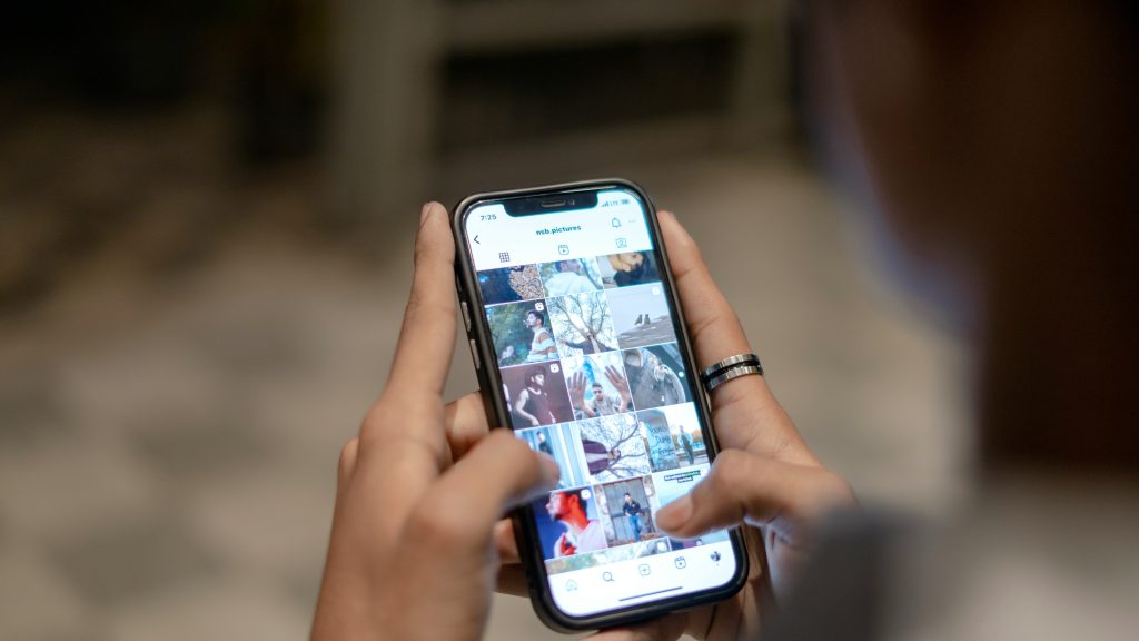 Algorithme des réseaux sociaux, un utilisateur navigant sur les réseaux sociaux où son flux est personnalisé favorable au marketing