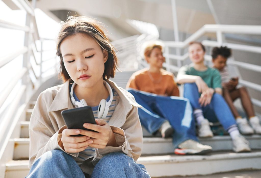 Une jeune fille consulte TikTok sur son téléphone intelligent.