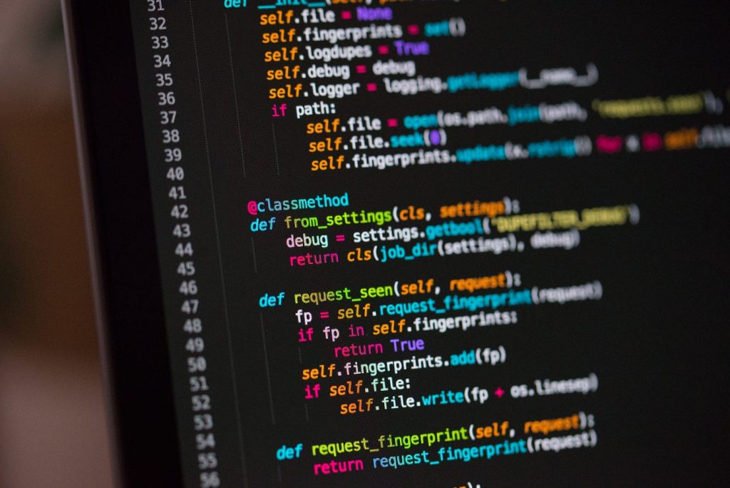 Code python légèrement floue sur fond noir.
