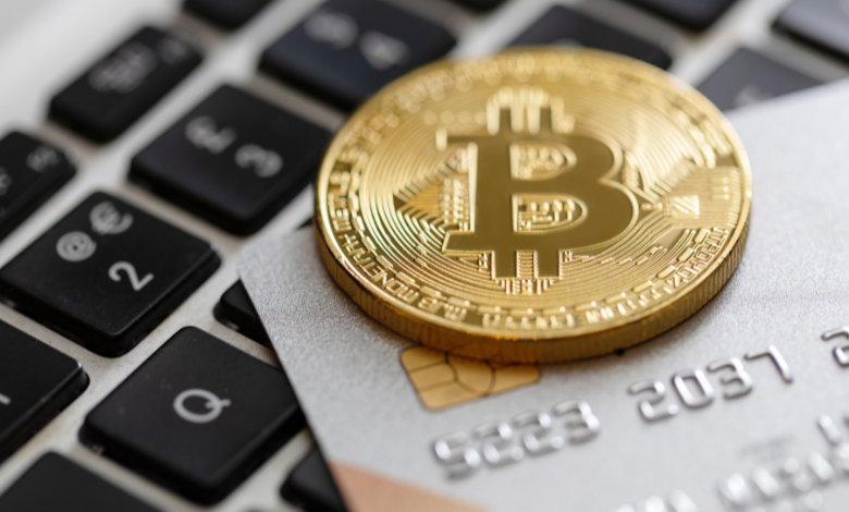 Bitcoin et carte de crédit sur un ordinateur