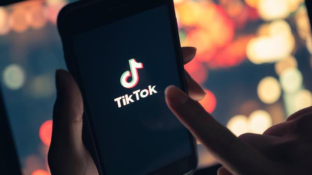 TikTok logo on smartphone illustrating viral marketing and social proof trends