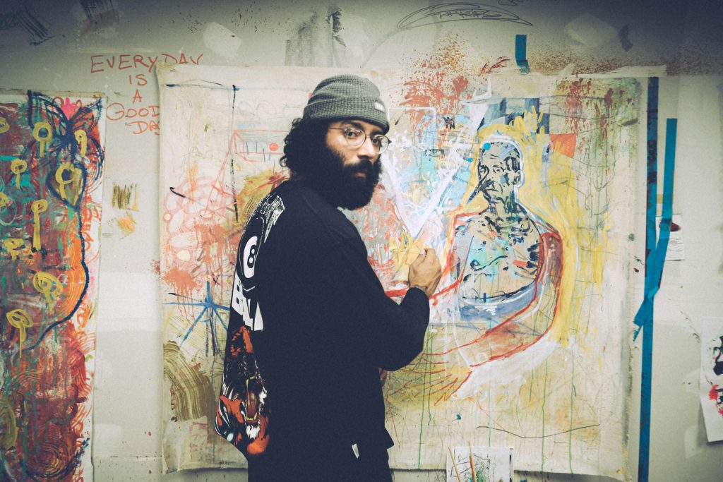 Un artiste visuel travaillant sur son art pose pour une photo pour ses réseaux sociaux.