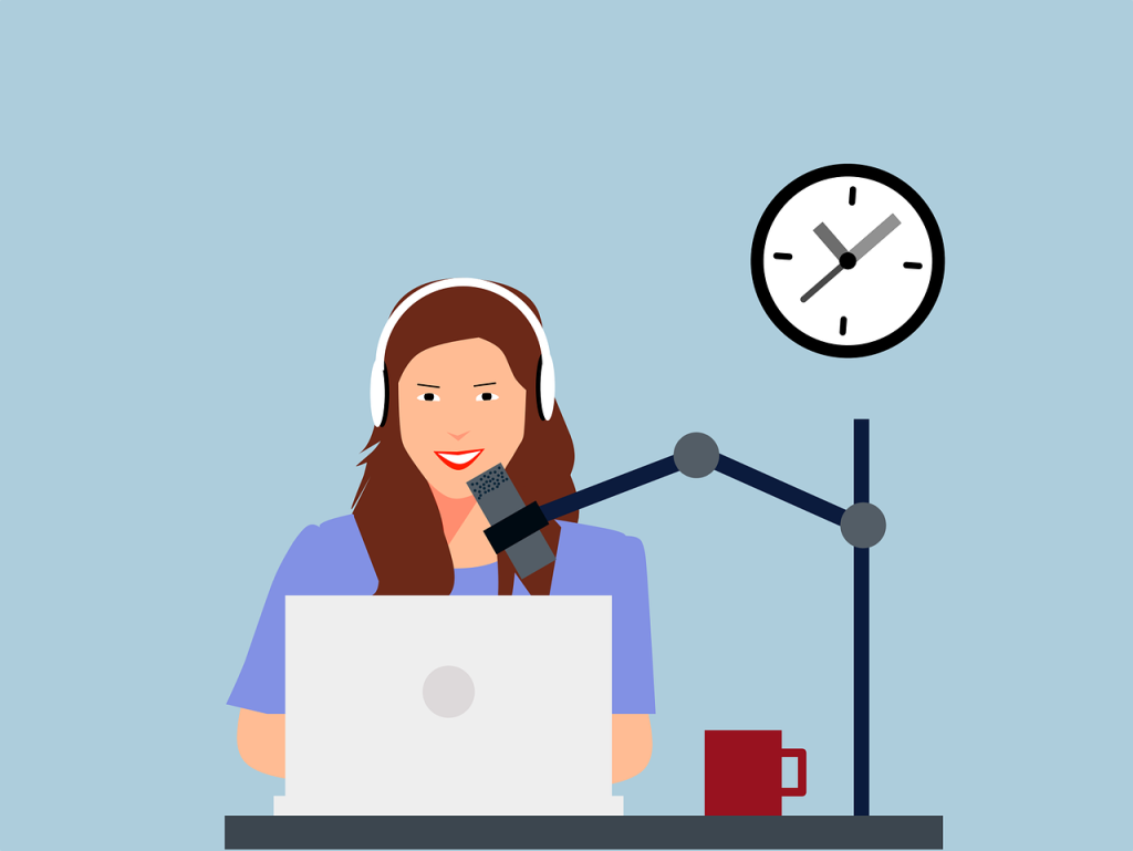 Une femme en train d'enregistrer un podcast pour sa marque