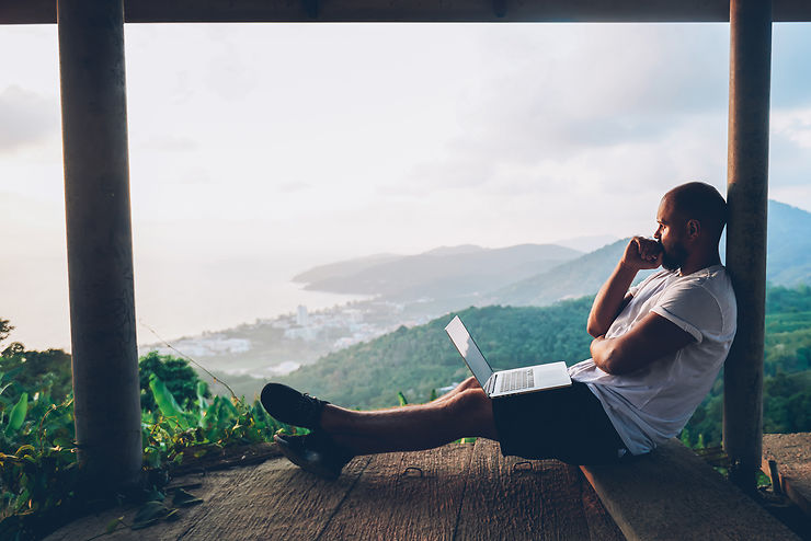 Digital nomad travaillant en marketing numérique