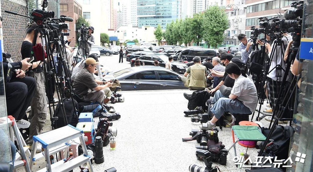 Hundreds of reporters at Yongsan Police Station waiting for SUGA