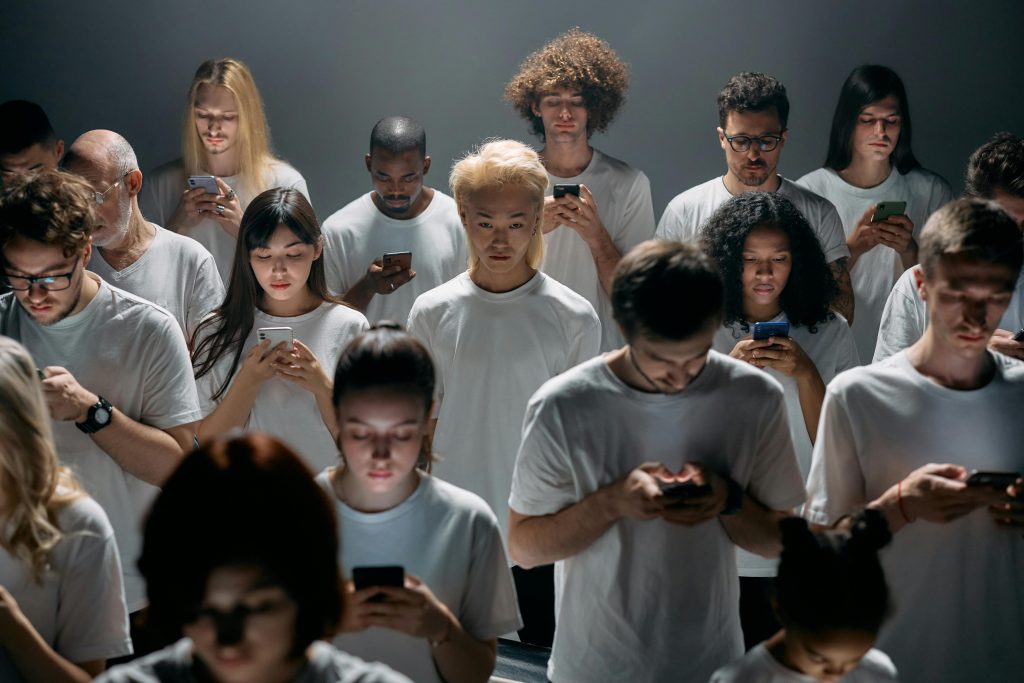 Une personne qui remarque les impacts de l'addiction des réseaux sociaux sur les autres.