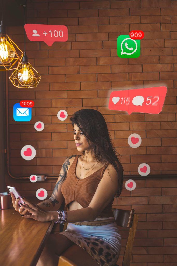 Femme qui a une addiction aux réseaux sociaux.