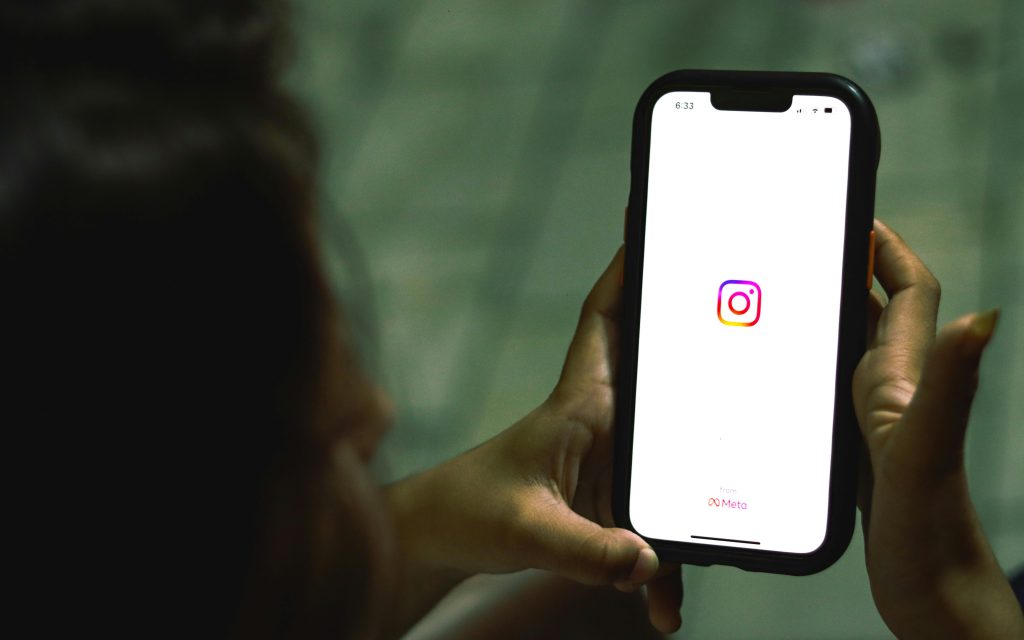Une personne qui ouvre ses réseaux sociaux.