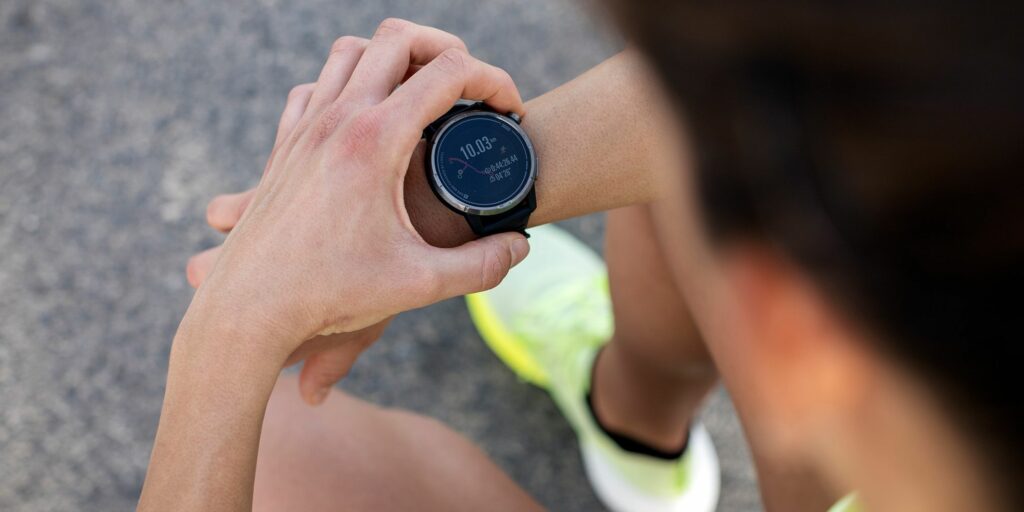 Coureur connecté, analyse ses statistiques par la suite sur des applications de running telle que Strava, et les partage sur les réseaux sociaux.