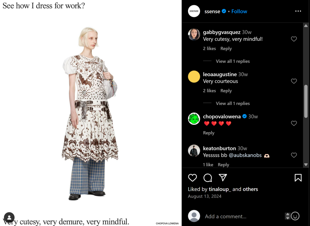 Mannequin posé au centre d'un fond blanc, entouré de texte inspiré des micro-tendances populaires sur les réseaux sociaux, réfléchissant les tendances actuelles du monde de la mode.