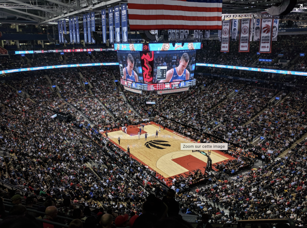 Image des Knicks de New York qui affrontent les Raptors de Toronto à la Scotiabank Arena
