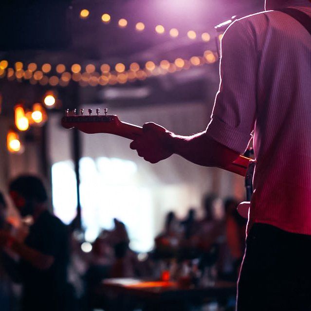 Cette image démontre un artiste qui joue de la musique qu'il peut promouvoir à l'aide du marketing de contenu
