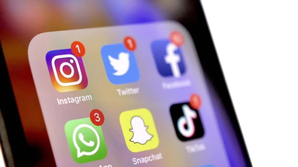 Page d'écran d'un téléphone affichant les icônes des principaux réseaux sociaux.