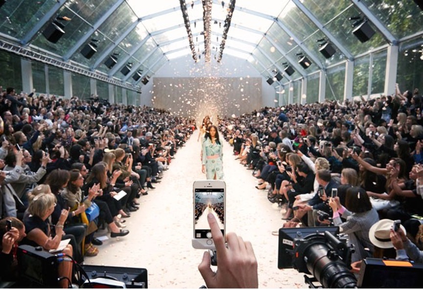 The use of social networks during luxury brands fashion show.