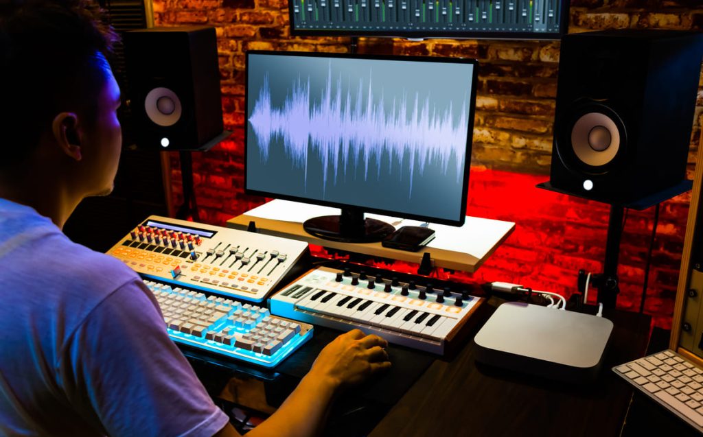 Cette image démontre un artiste qui compose de la musique qu'il peut promouvoir à l'aide du marketing de contenu