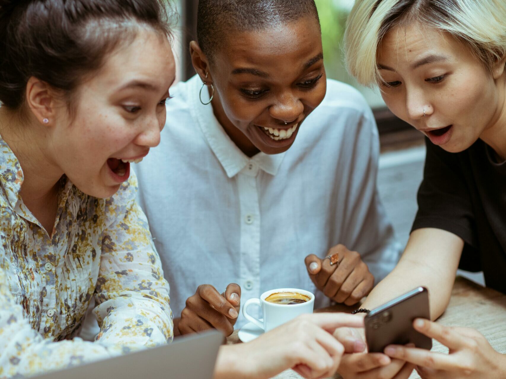 Groupe d'amies partageant un contenu humoristique.