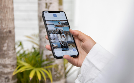 Representation of how digital tools and social influence can affect travel choices.