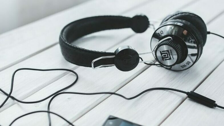 smartphone screen with music notes symbol to show TikTok music discovery fyp trend
