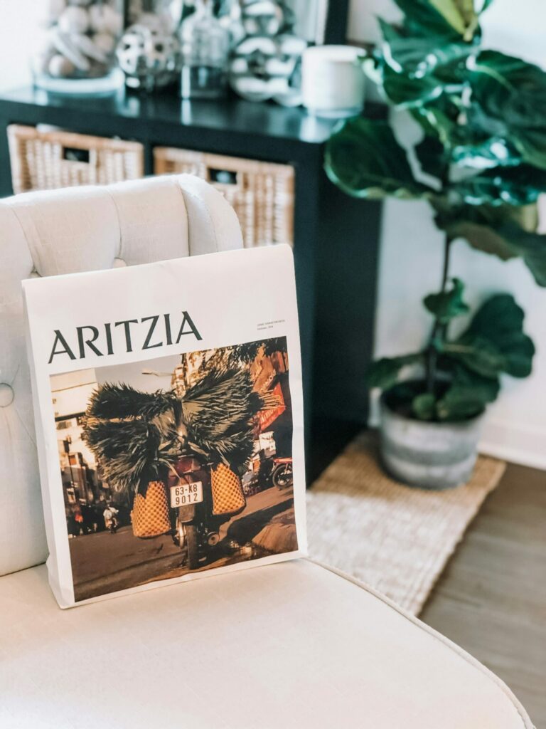 Un colis Aritzia reçu d'une commande sur l'application mobile