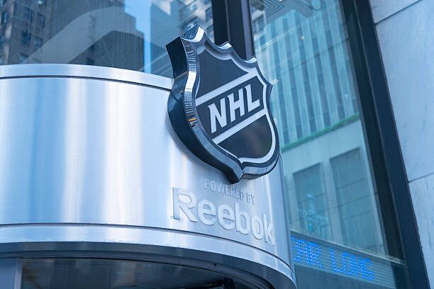 Logo de la Ligue Nationale de hockey sur un édifice métallique