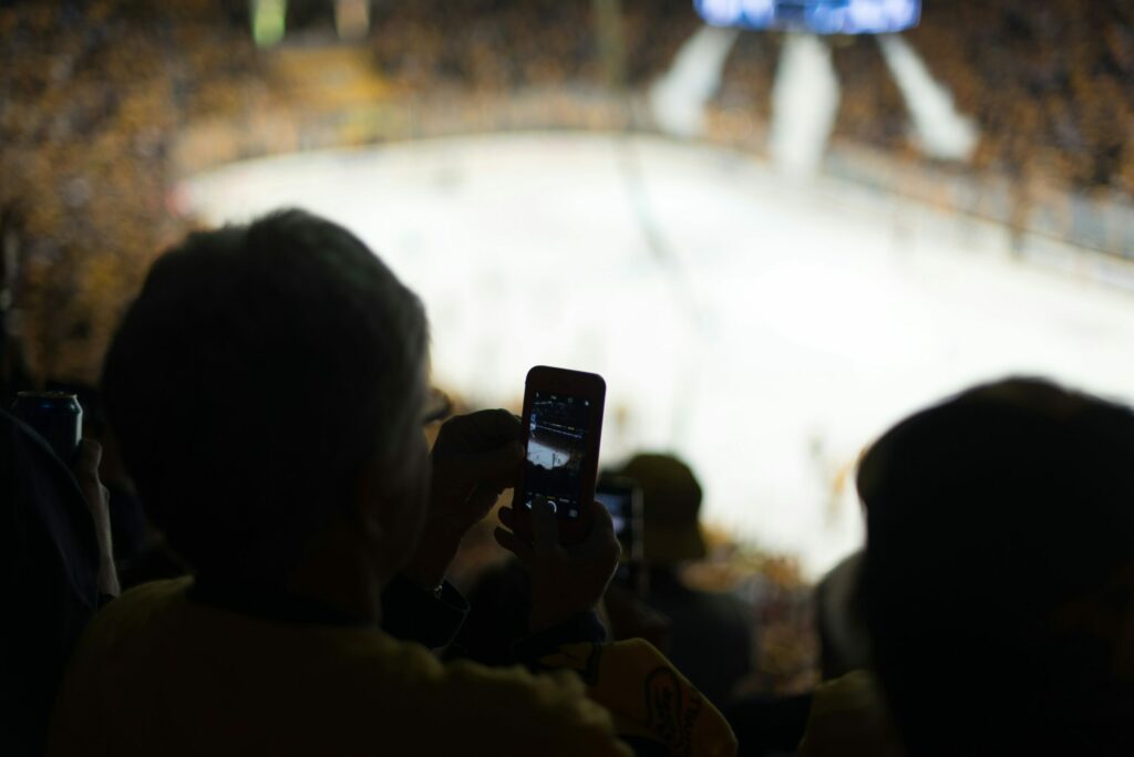 Un partisan capture le match de hockey sur son téléphone