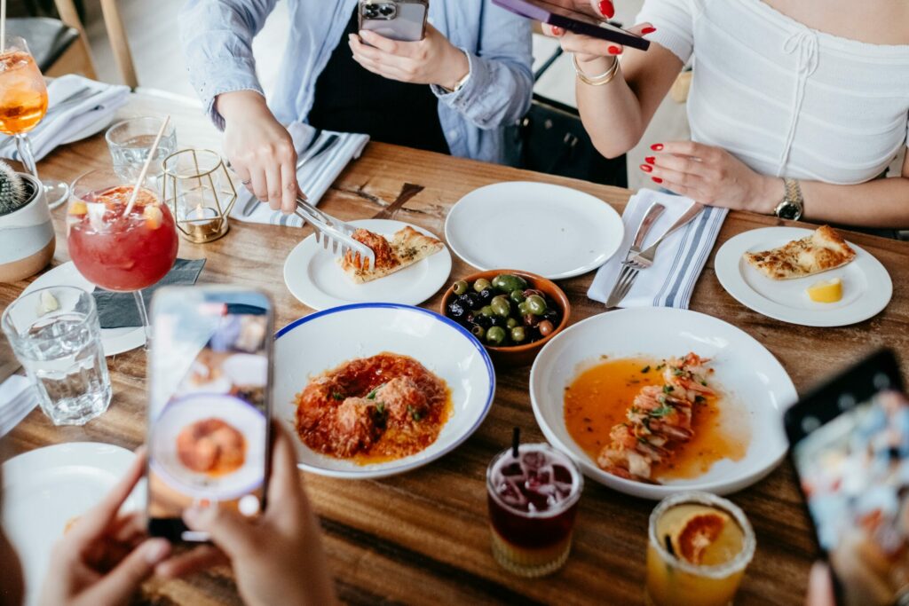 Influenceurs montréalais dans un restaurant local