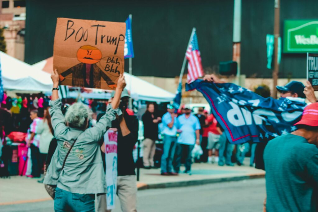 Manifestant opposé à Donald Trump dans une manifestation en support à Trump. Fort symbole de polarisation et de radicalisation politique