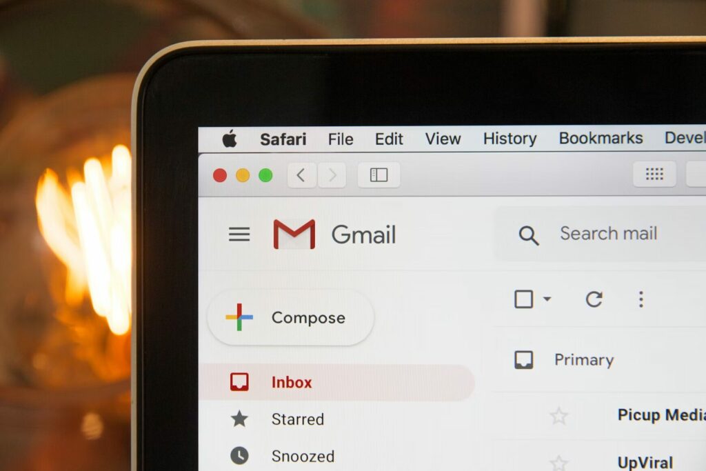 Gmail ouvert dans le navigateur Safari montrant la communication des entrepreneurs