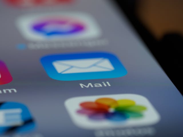 Une image de l'application de courriel "Mail" sur un téléphone