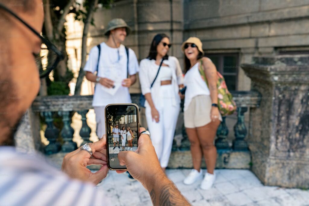 Image libre de droit. L'image présente un groupe de touristes qui se prennent en photo devant un monument historique. Un exemple de destination touristique prisée sur les réseaux sociaux.
source de l'image: https://unsplash.com/fr/photos/un-homme-prenant-une-photo-dun-groupe-de-personnes-6H_oksvFFL8