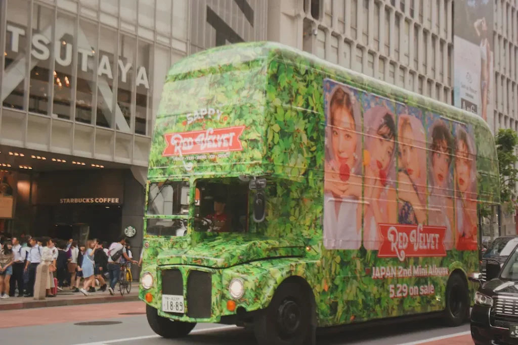 Groupe K-pop Red Velvet sur un camion promotionnel pour un album