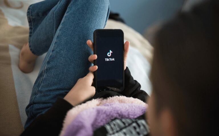 Une personne utilisant TikTok sur son smartphone pour illustrer une stratégie marketing de vidéo courte à Montréal.
