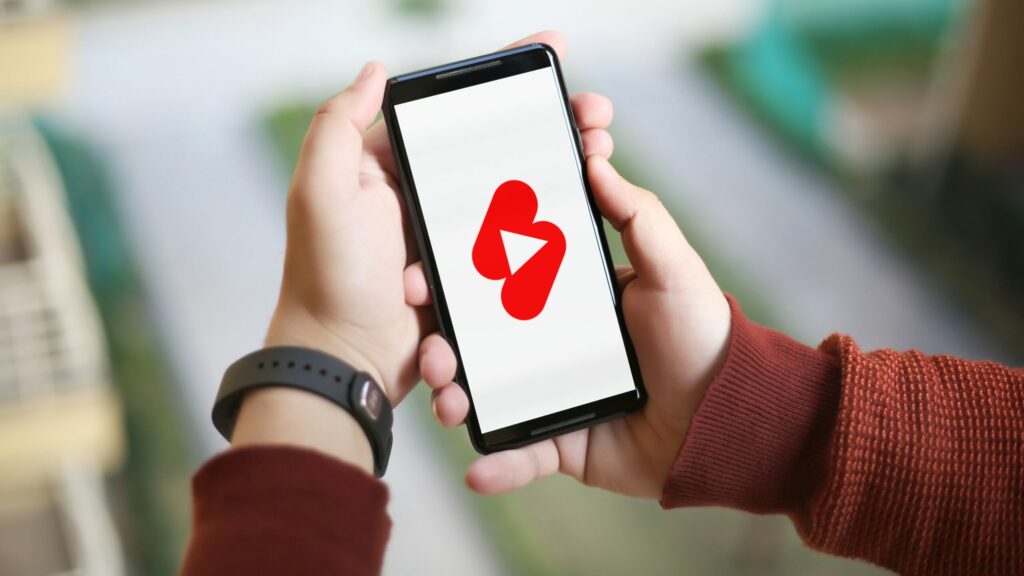 Smartphone affichant un téléphone verticale avec le logo YouTube Short