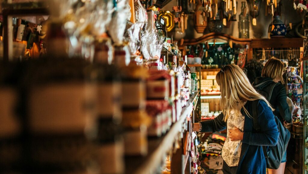 Le magasin physique d'un entrepreneur qui expose ses produits et attire les clients utilise le marketing numérique pour les promouvoir.