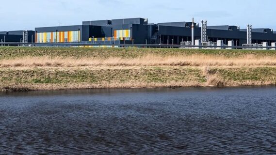 Data center, centre de données © Dylan Winter/Shutterstock / Centre de données Microsoft à Middenmeer, aux Pays-Bas, en 2026. Data centers : pourquoi leur refroidissement consomme tant d’eau ? - RTBF Actus